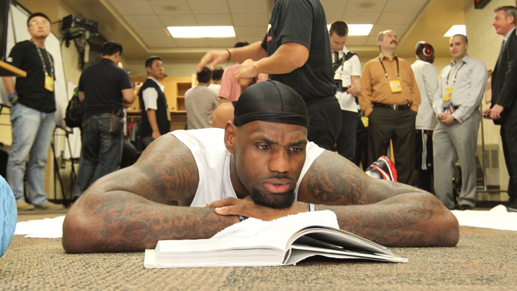 【NBA】勒布朗愛讀書？名宿：他只是在書上涂色