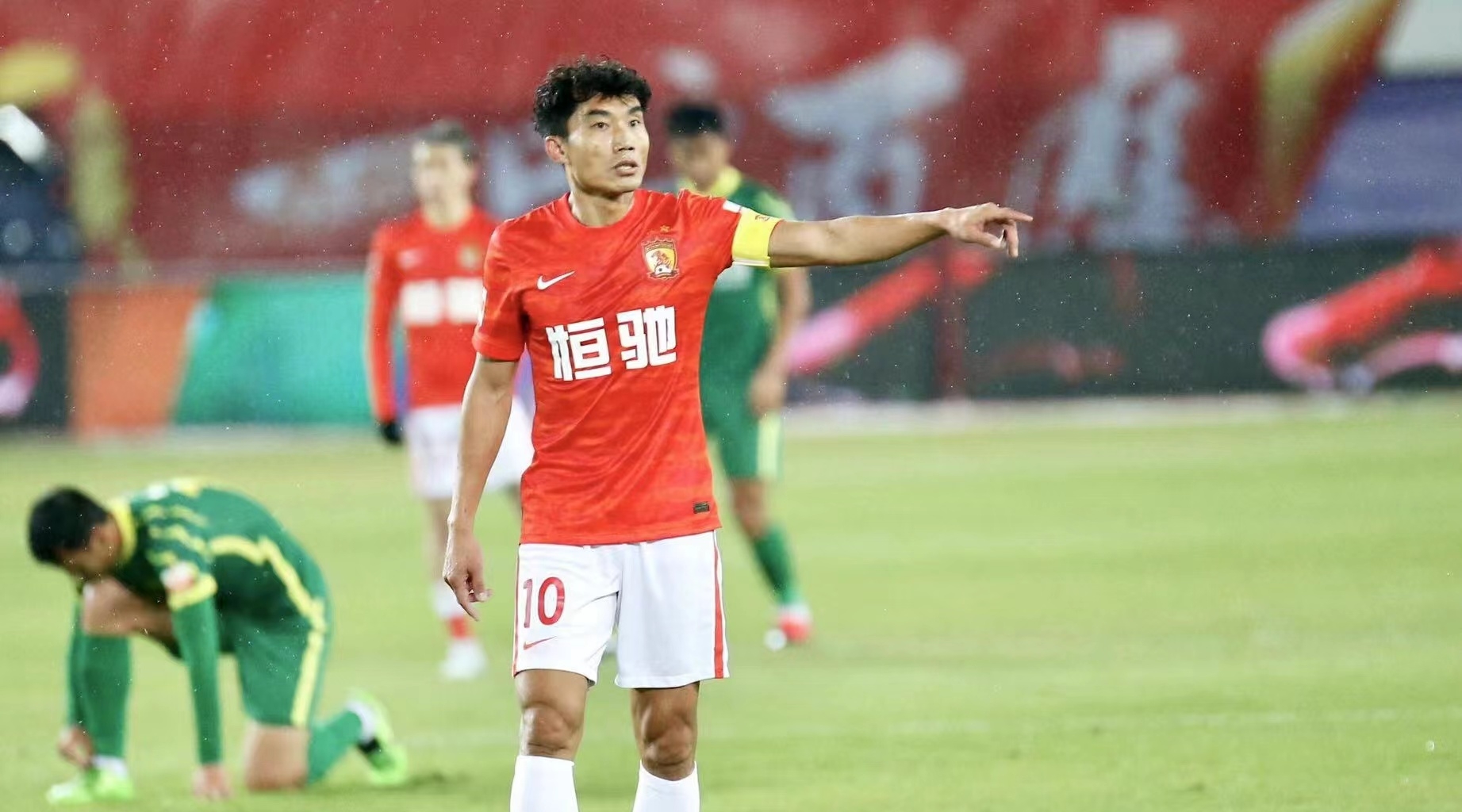 【中超】主教練鄭智首發(fā)并助攻，廣州隊小勝北京隊穩(wěn)守第二
