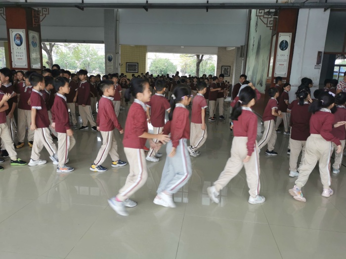 新圩小學(xué)開(kāi)展消防疏散演練活動(dòng)