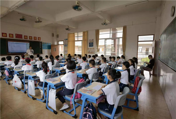 翠亨小學(xué)：中山市人民政府督學(xué)、南朗街道教育和體育事務(wù)中心副主任黃嘉宏到翠亨小學(xué)觀課調(diào)研