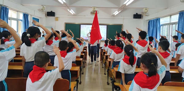 石特小學“請黨放心 強國有我”少先隊入隊儀式