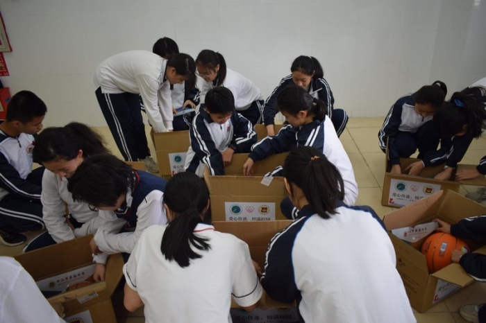 愛心傳遞 情滿校園——市僑中初中部開展向汕頭市潮陽區(qū)上底初級(jí)中學(xué)捐贈(zèng)活動(dòng)