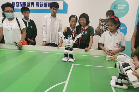開(kāi)啟科技體驗(yàn)之旅！新鰲嶺社區(qū)青少年科普實(shí)踐教育基地揭牌