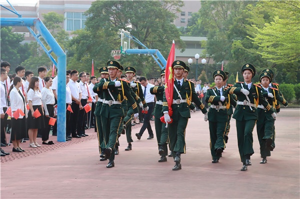 紅旗揮舞，歌聲飄揚(yáng)，中山一中8000師生為祖國送祝福