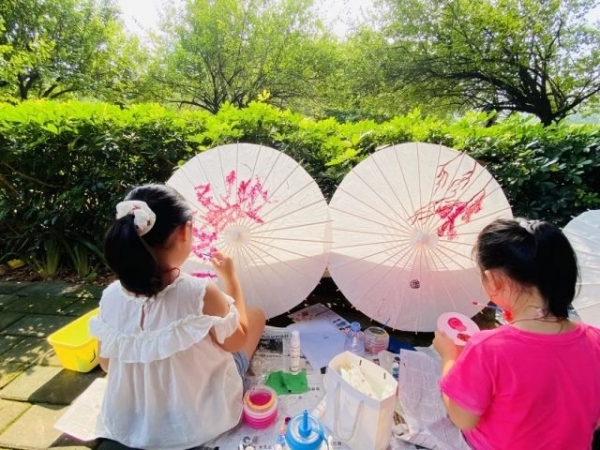 大手牽小手，“繪”出對(duì)祖國(guó)的祝福