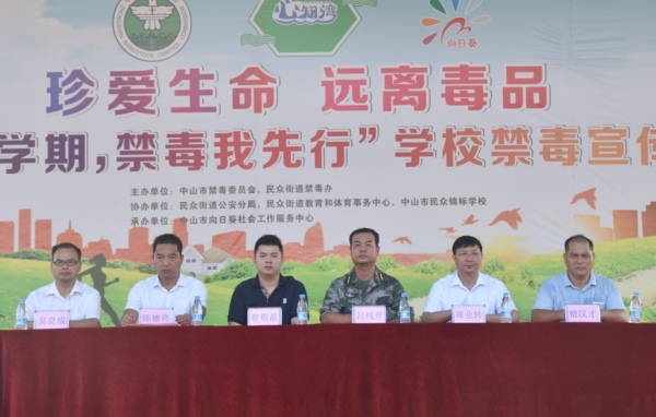 錦標(biāo)學(xué)校舉行初一級(jí)新生軍訓(xùn)開營(yíng)儀式