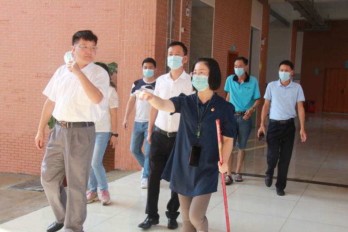 雅正鴉崗：風雨兼程，守護家園——崗小人全力做好災后校園消殺清潔工作