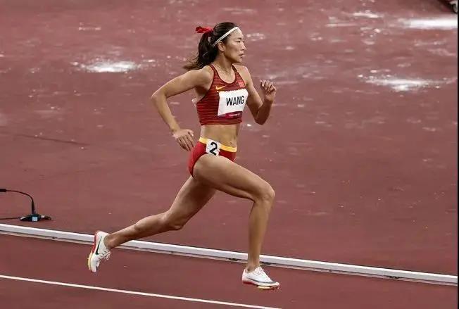 “黑科技”跑道，讓運動員“飛了起來”！-奧運田徑跑道是如何造出來的？