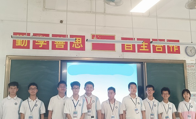 表現(xiàn)突出學生.jpg
