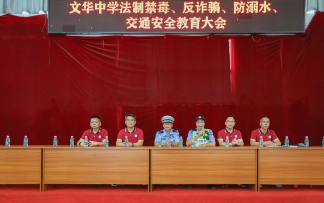 林泳江警官進行講座.jpg