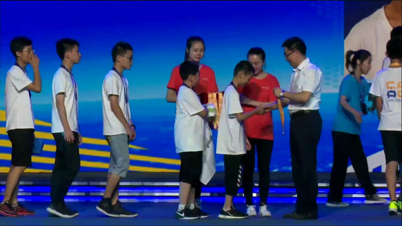 1圖為頒獎(jiǎng)嘉賓為羅中學(xué)子頒發(fā)金牌（800px).jpg