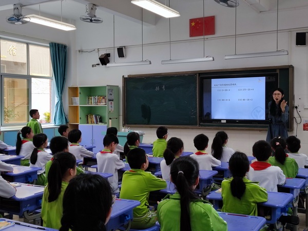 責(zé)任督學(xué)進(jìn)課堂 聽課評(píng)課促提升