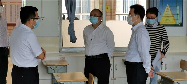 林銳熙常委來火炬區(qū)一中督查校園疫情防控和開學準備工作