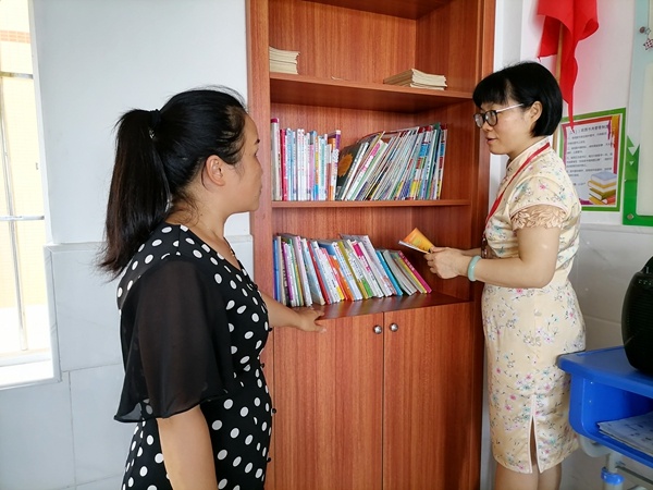 責(zé)任督學(xué)關(guān)影紅主任深入開發(fā)區(qū)三小督查“五項(xiàng)管理”工作落實(shí)情況