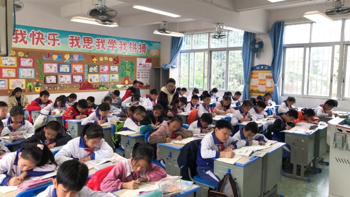 開發(fā)區(qū)教育指導(dǎo)中心對(duì)第二小學(xué)進(jìn)行教學(xué)常規(guī)督導(dǎo)