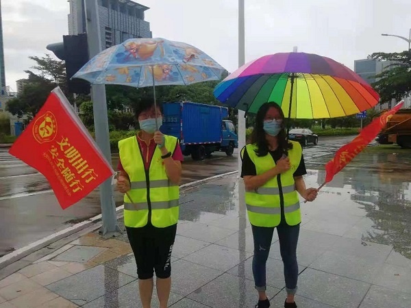 開發(fā)區(qū)第六小學(xué)志愿者冒雨參加交通文明勸導(dǎo)