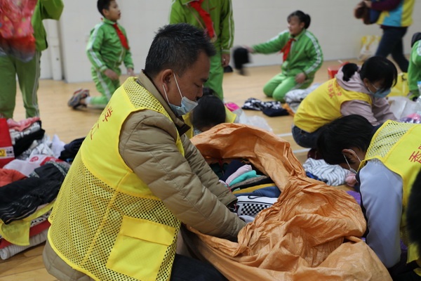 開發(fā)區(qū)香暉園小學舉行“青年拾分愛——衣?物銀行”舊物收集活動