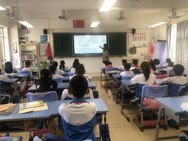 火炬區(qū)第五小學開展學生嘔吐應急演練主題班會