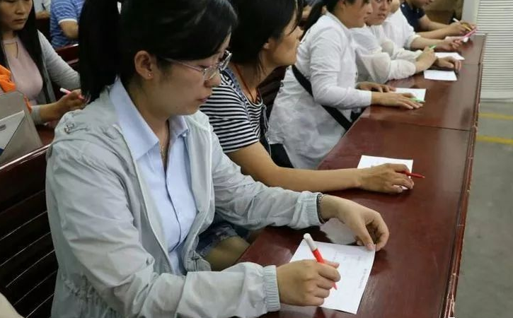 一家長勇氣可嘉，在“告家長書”上簽不同意，網(wǎng)友：官方該出手了