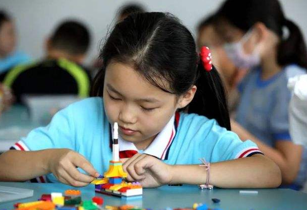 教育部下發(fā)新消息，2022年秋季將全面實施，家長的壓力終于減輕了
