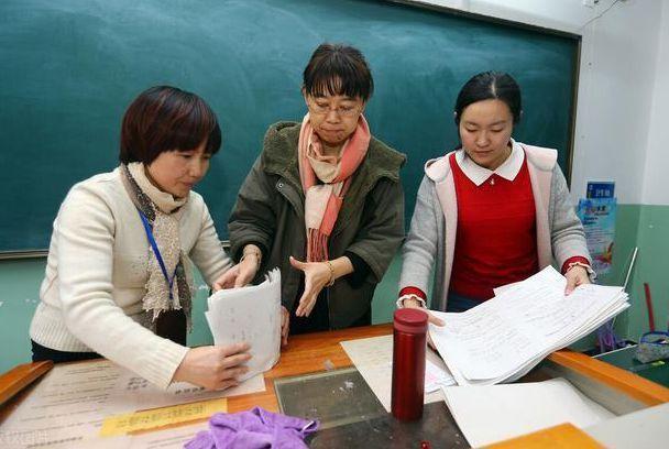 “為啥我教學20年還是初級職稱”？教師留言引熱議，官方回應來了