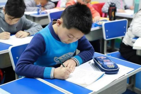 雙減繼續(xù)發(fā)威，“周中”上課或成歷史，小學(xué)生的快樂(lè)生活來(lái)了