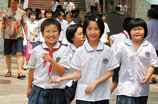 學(xué)校“天價(jià)校服”賬單曝光，家長勇敢簽下“不同意”，獲網(wǎng)友支持