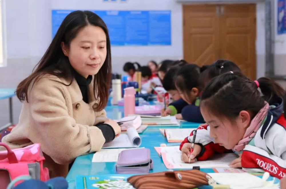 開學(xué)半個(gè)多月了，參與課后服務(wù)的老師拿到了多少補(bǔ)助？沒讓人失望