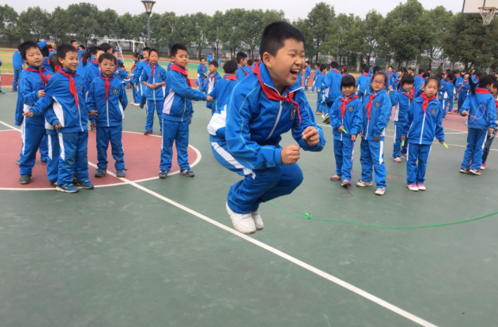 “天價校服”賬單出爐，一家長勇敢簽下“不同意”，收到網(wǎng)友點(diǎn)贊