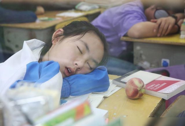 教育部下發(fā)“睡眠令”，推遲中小學到校時間，孩子睡好家長卻犯愁