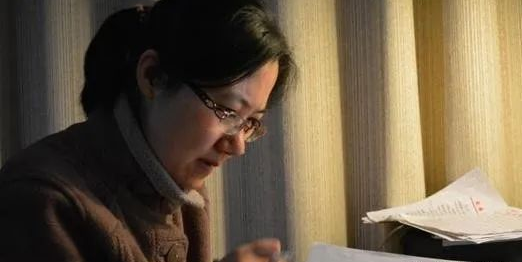 55歲女高級教師堅決不退休，占著高職名額，年輕老師急了……