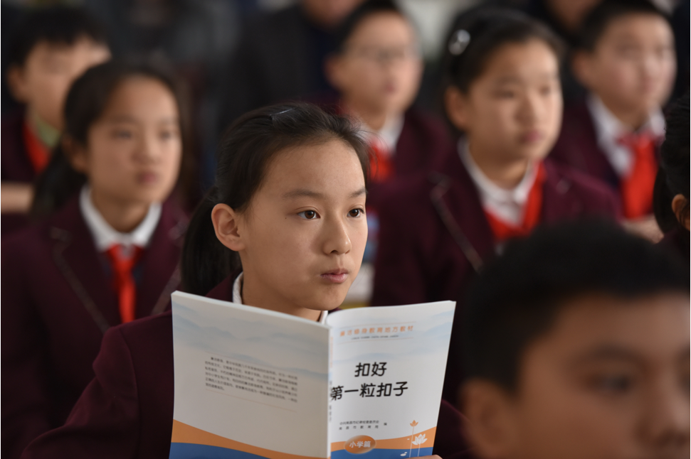 中小學迎來好消息，早上到校時間有所調(diào)整，學生有望睡到自然醒