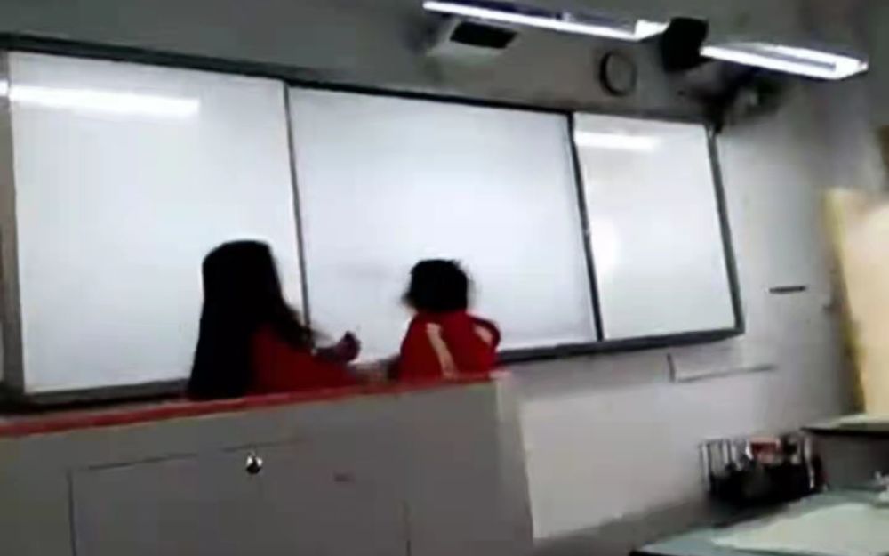 四川金堂一女老師課堂上扇女學(xué)生耳光，教育局：情況屬實(shí)，正調(diào)查