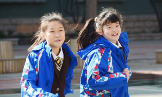 上海一小學(xué)收2320元校服費(fèi)，校服清單里還有背心？家長(zhǎng)回復(fù)