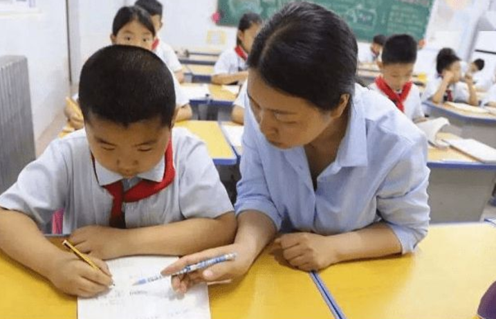首個因“雙減”被開除的老師，引發(fā)家長憤怒，學(xué)校的做法值得稱贊