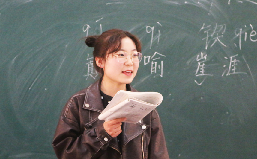 95后教師“教案”走紅，深受學(xué)生青睞，家長(zhǎng)對(duì)此褒貶不一
