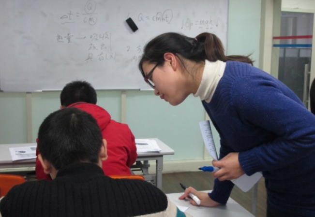 培訓(xùn)機(jī)構(gòu)受限后，教師又開辟了“新財(cái)路”，家長乖乖把錢奉上