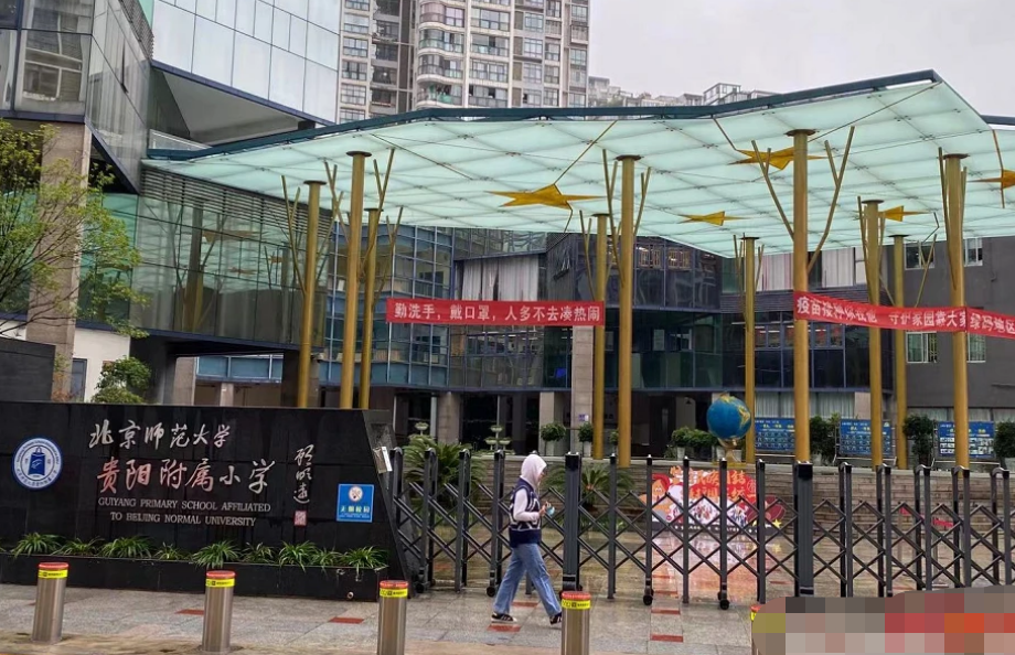 “頂流小學(xué)”37名家長，聯(lián)名要求7歲女孩退學(xué)，原因是什么？