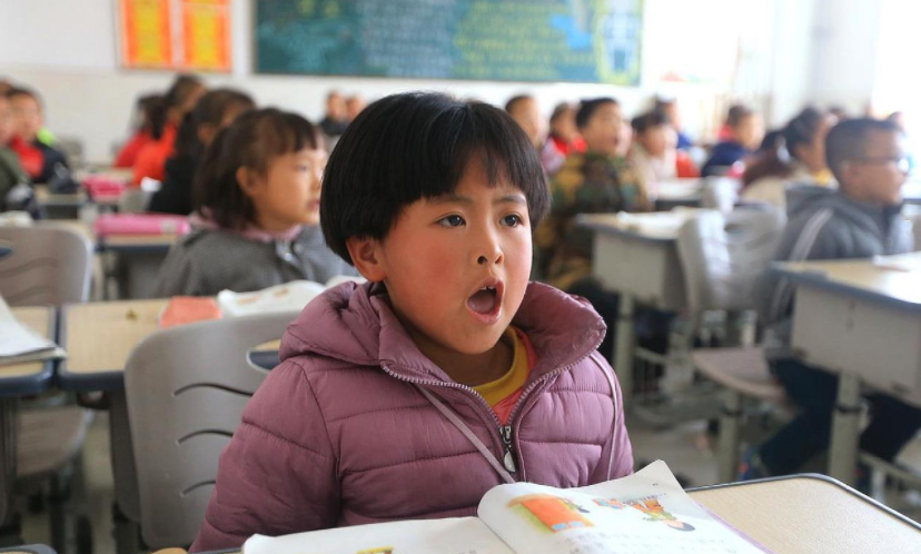 河南某小學(xué)兩名老師被調(diào)走，校長請村民來代課，家長顧慮重重