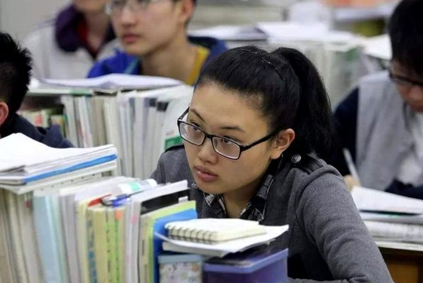教育部發(fā)通知，中小學將實行“新規(guī)定”，學生想偷玩手機不可能了