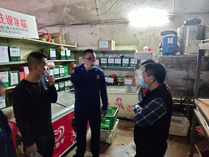 區(qū)消防大隊(duì)帶隊(duì)到樂(lè)福超市檢查消防安全.jpg