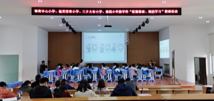 陽光雍?。骸奥?lián)盟教研、抱團學(xué)習(xí)”教研活動