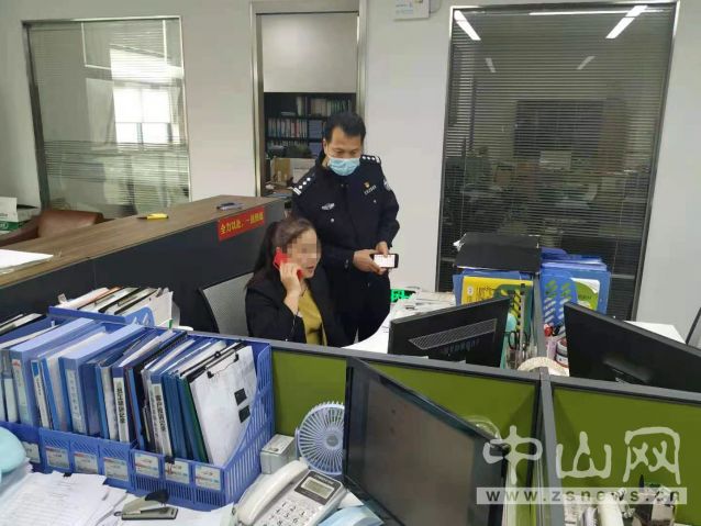 民警向事主了解情況.jpg