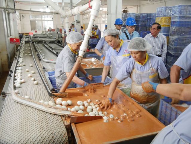 南方電網(wǎng)廣東中山供電局黃圃分局工作人員到泰和公司車間了解咸蛋加工生產(chǎn)情況。陳世聰 攝_副本.jpg
