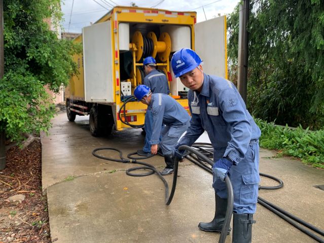 黨員走在前，駕駛應急發(fā)電車趕到現(xiàn)場鋪設接入發(fā)電，助力村民排灌01。梁少婷攝.jpg
