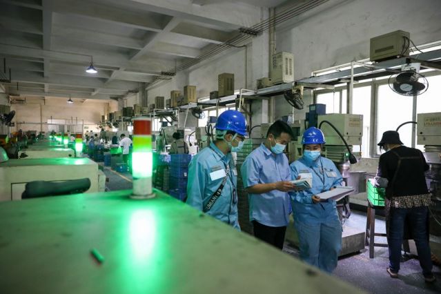 南方電網(wǎng)廣東中山供電局客戶服務(wù)人員上門(mén)到中山利特隆瓦斯公司聽(tīng)取客戶意見(jiàn)，保障企業(yè)生產(chǎn)，為企業(yè)開(kāi)通“潛