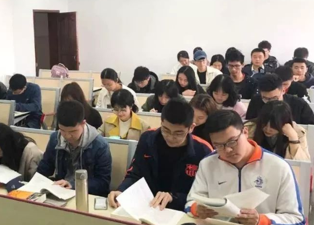 大學生曬“課程表”，原來不同專業(yè)差距這么大，旱的旱死澇的澇死