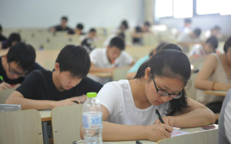 大一學(xué)生不能報考英語四級，新生困惑不已，學(xué)長們道出實情