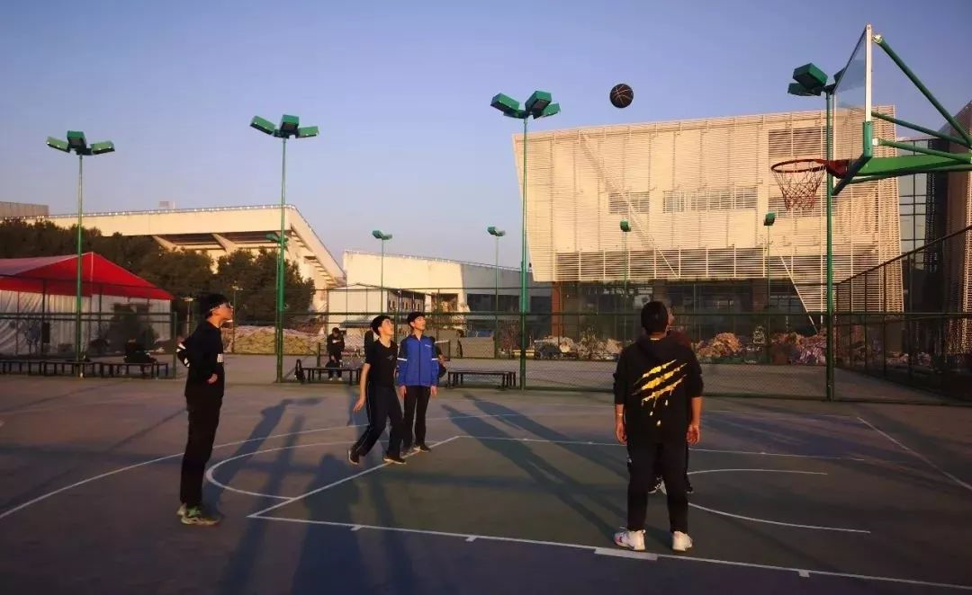 9所符合條件的城區(qū)學(xué)校的體育場地全部向社會(huì)開放。