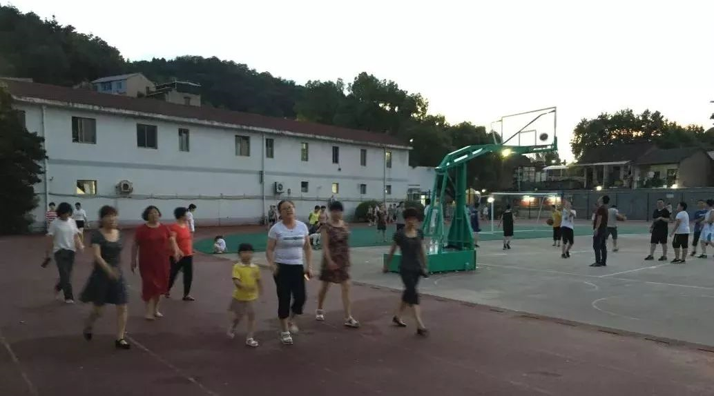 9所符合條件的城區(qū)學(xué)校的體育場地全部向社會(huì)開放。
